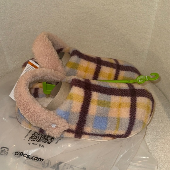 CROCS Womens Cozy Plaid Slippers -NWT - Picture 4 of 10